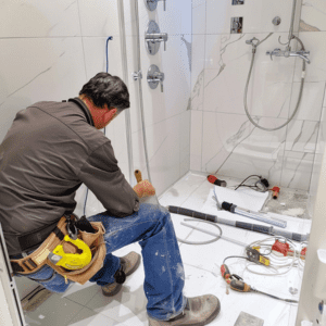 عامل يركب سيراميك حمام منزلي