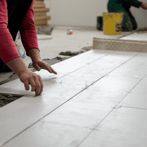 يد عامل تركب سيراميك