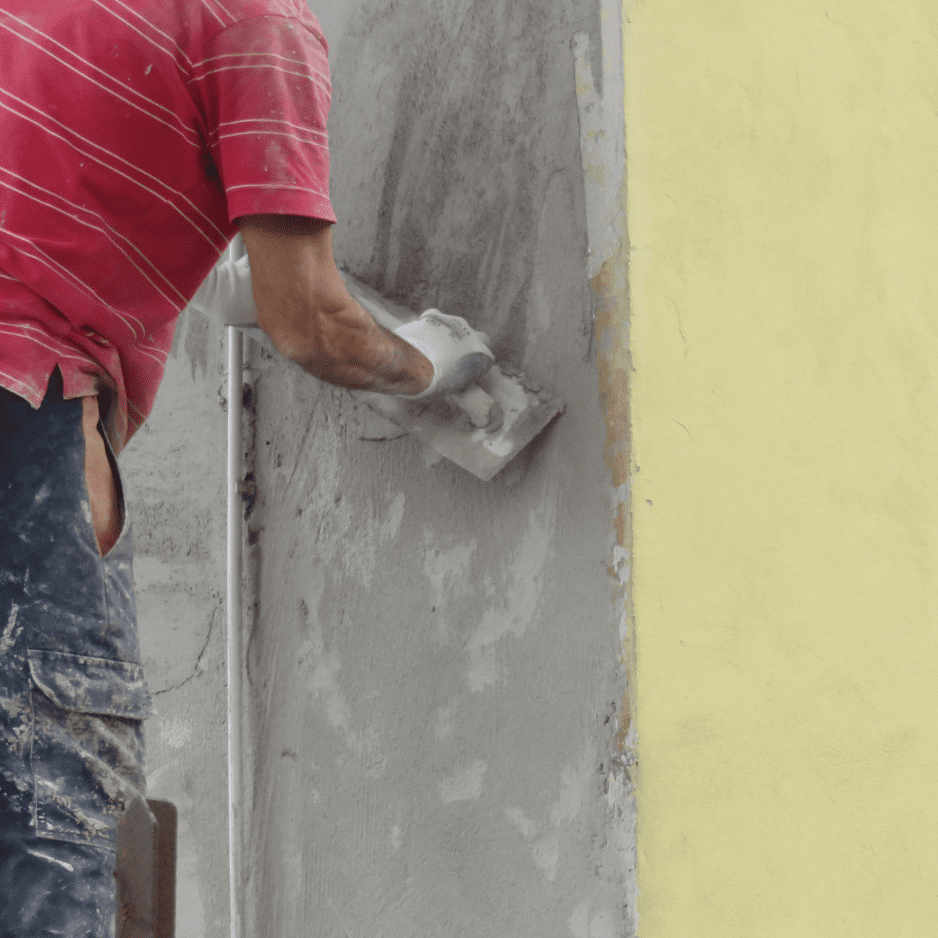 رجل يمحر حائط
