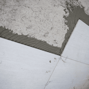 سيراميك أرضي في مرحلة التركيب